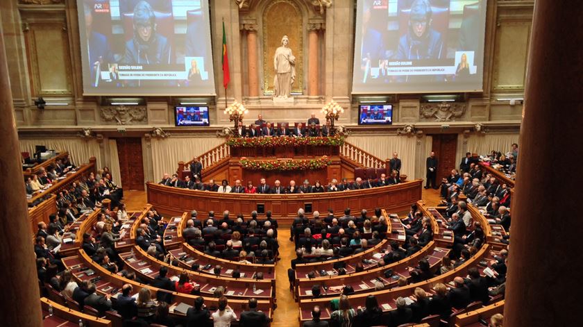 Assembleia da República dissolvida 10 vezes em 50 anos. Recorde todas as crises