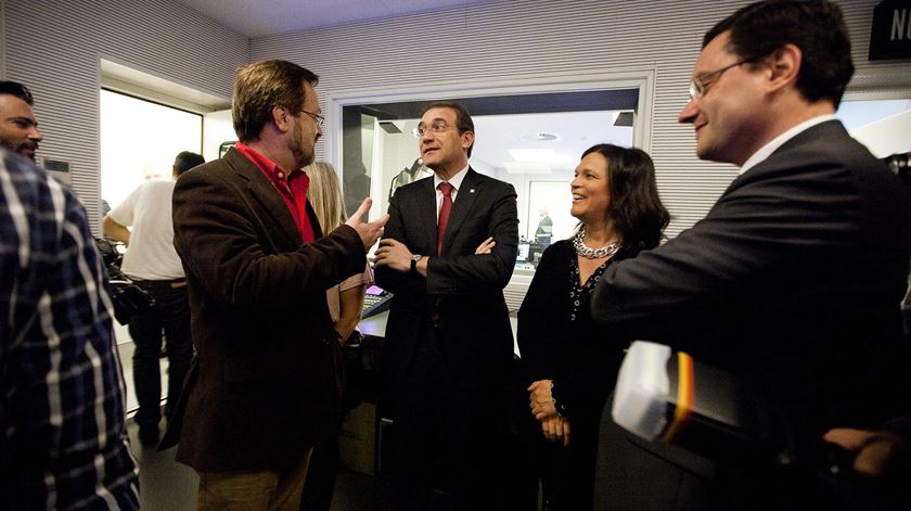 Passos Coelho conversa com o locutor Carlos Duarte Bastos, a directora de programas Dina Isabel e o ex-director de programas da Renascença, Nelson Ribeiro