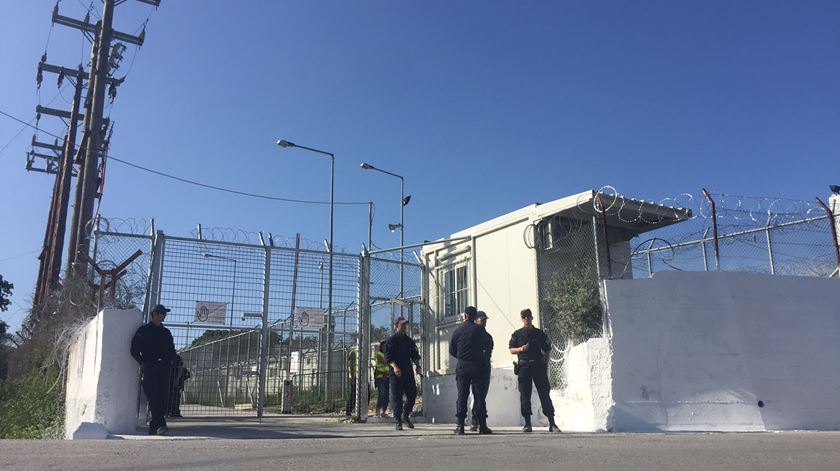 Campo de refugiados pintado de fresco para o Papa. "Tudo para parecer o paraíso que não é"