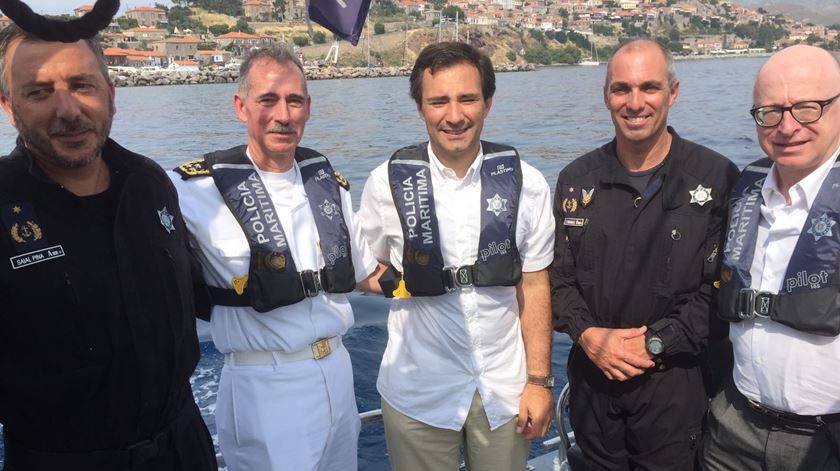 Foto: Polícia Marítima Portuguesa. Secretário de Estado da Defesa Nacional, Marcos Perestrello, acompanhado pelo embaixador de Portugal em Atenas, Rui Tereno, pelo almirante António Silva Ribeiro e pelo Comandante-geral da Polícia Marítima, vice-almirante Luís Sousa Pereira, no momento embarcados na lancha da Polícia Marítima a observar uma patrulha de rotina.