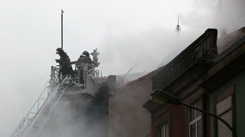 Incêndio urbano no Porto. Foto de arquivo: RR