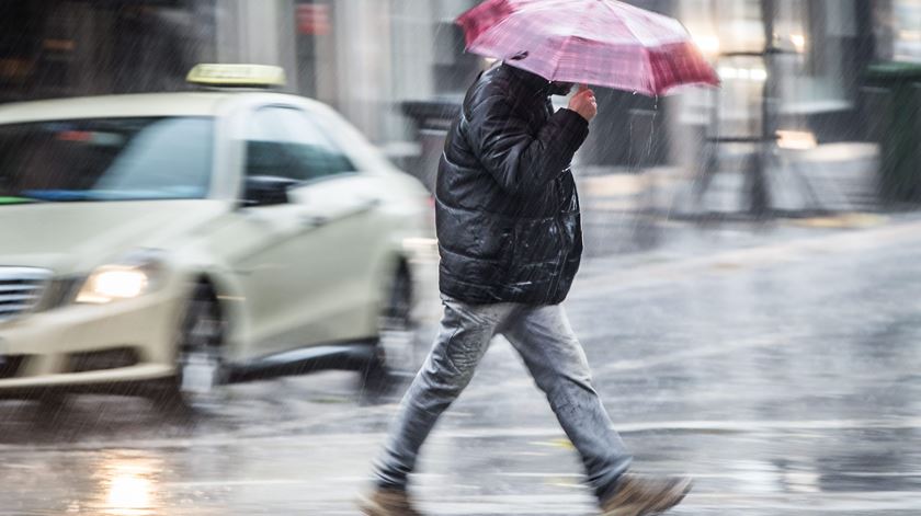 inverno chuva mau tempo Foto Frank Rumpenhorst EPA