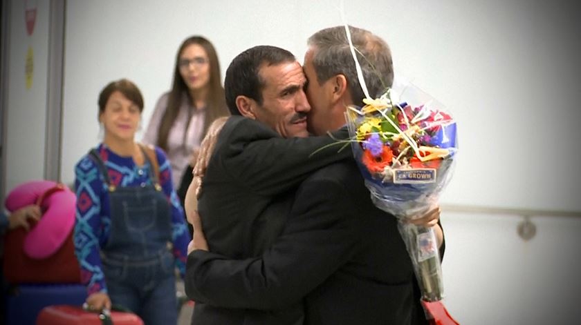 Imigrante iraniano reencontra família depois de tribunal contrariar lei de Trump