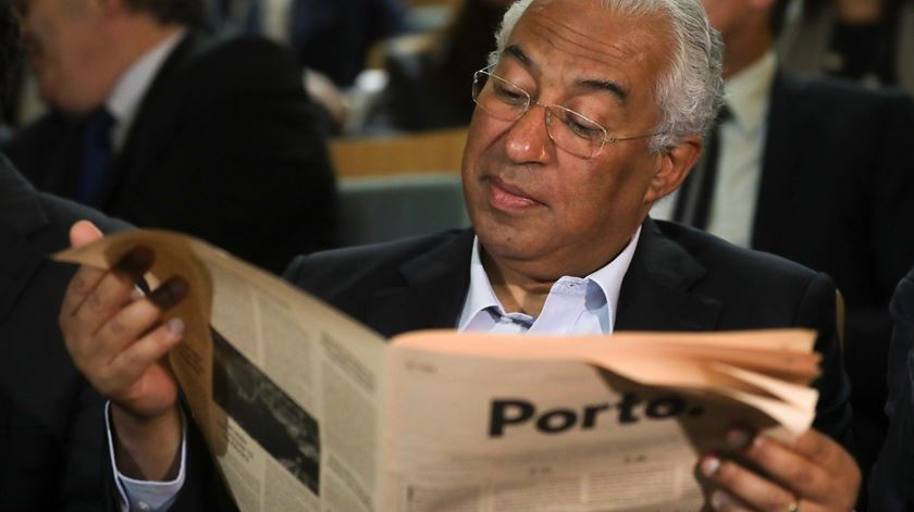 António Costa lê o jornal Porto. Foto: José Coelho/Lusa