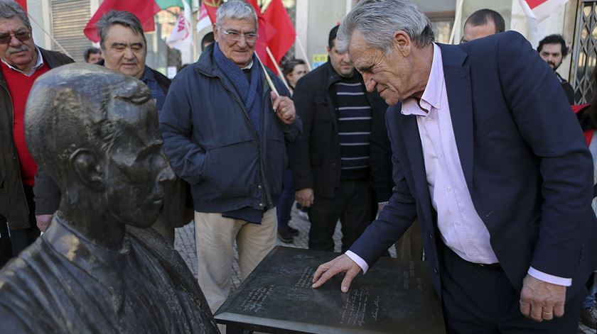 Jerónimo de Sousa lê versos de António Aleixo, em Loulé. Foto: Luís Forra/Lusa