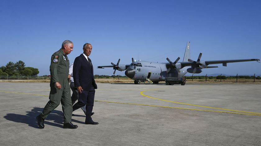 Marcelo Rebelo de Sousa numa visita à base aérea do Montijo, que pode ser solução para o novo aeroporto de apoio à Portela. Foto: José Sena Goulão/Lusa