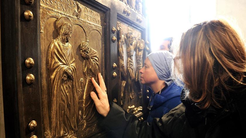 Porta Santa aberta pelo Papa no Vaticano. Foto: EPA