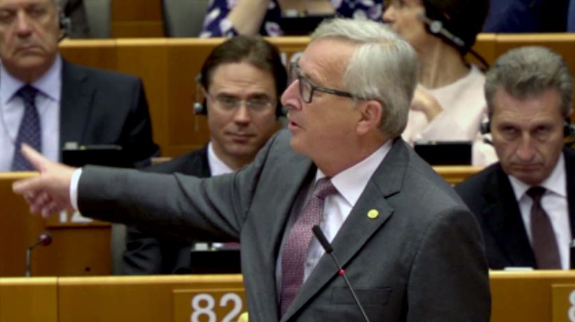 Jean-Claude Juncker, presidente da Comissão Europeia, manda UKIP parar de aplaudir. frame vídeo