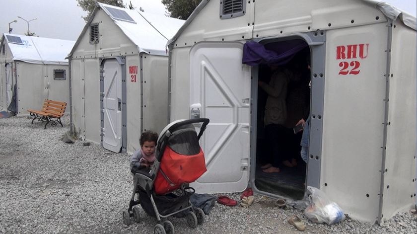 A nova "casa" de Noura e Mizgin no campo de Kara Tepe, Lesbos