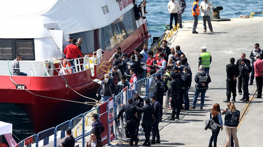 Lesbos tem sido o ponto de acolhimento para muitos dos refugiados que tentam chegar à Europa através do Mediterrâneo. Foto: Tolga Bozoglu/EPA