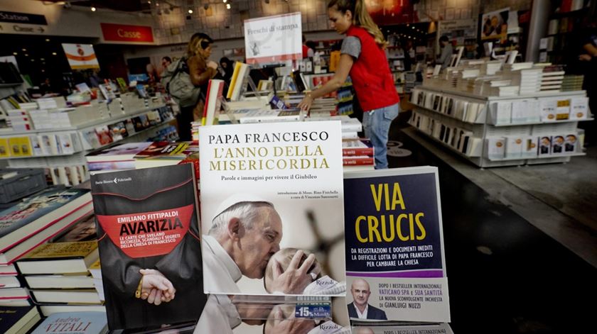 Os livros da discórdia: "Via Crucis", de Nuzzi, e "Avarizia", de Fittipaldi. Foto: Ciro Fusco/EPA