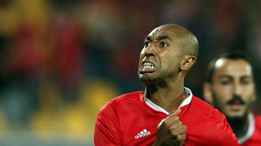 Luisão lidera a defesa de betão do Benfica. Foto: Manuel Almeida/Lusa