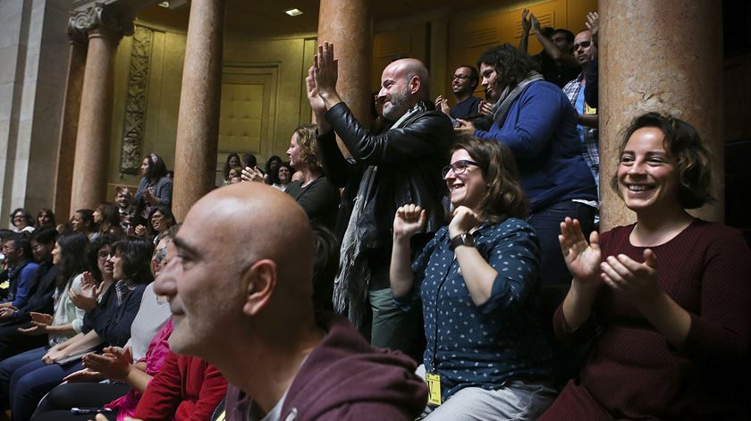 Aprovação de adopção por casais homossexuais foi celebrada nas galerias da AR. Foto: Mário Cruz/Lusa