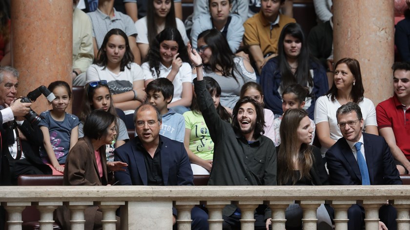 Salvador e Luísa Sobral saudados no Parlamento