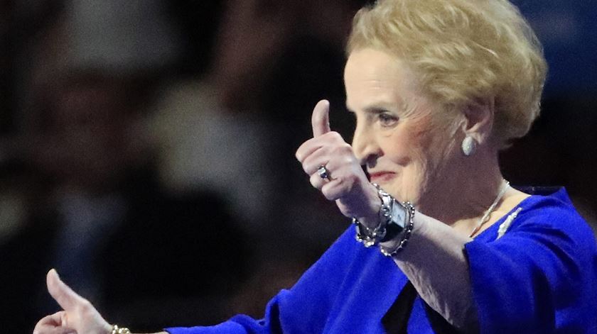  “Uma vitória de Trump seria um presente para Putin”. Mensagem de Madeleine Albright para a convenção de Filadélfia. Foto: Tannen Maury/EPA