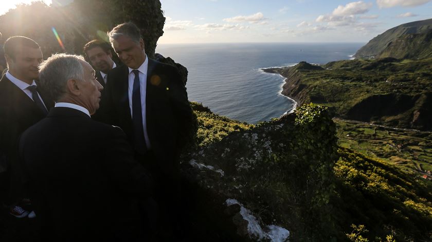 Marcelo e Vasco Cordeiro, esta quinta-feira, no Miradouro do Portal, na Ilha das Flores. Foto: Miguel A. Lopes/Lusa