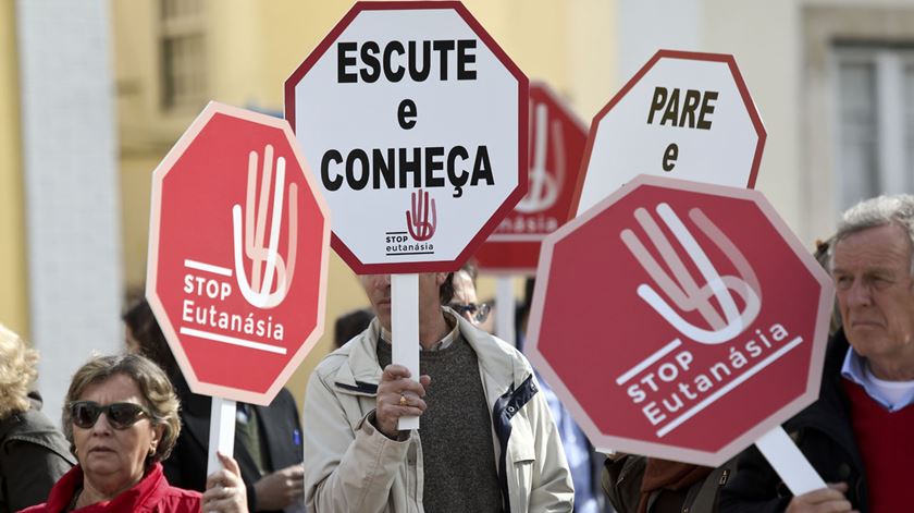 manifestação contra eutanásia Parlamento 01022017 Foto MIGUEL A LOPES Lusa