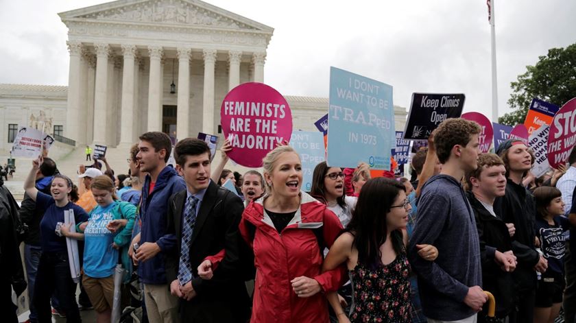 Manifestantes pró e contra o aborto, junto ao Supremo, esta segunda-feira. Foto: Andrew Gombert/EPA