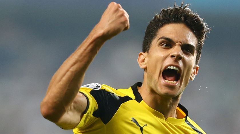 Marc Bartra vai à "faca". Foto: EPA