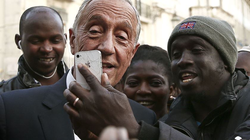 Popular tira "selfie" com Marcelo no final de conferência. Foto: António Cotrim/Lusa