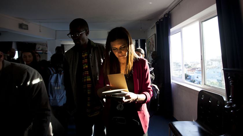 13 janeiro 2016 - marisa matias , candidata a presidencia da republica pelo bloco de esquerda , em campanha na cova da moura na buraca , lisboa - Foto: Joana Bourgard