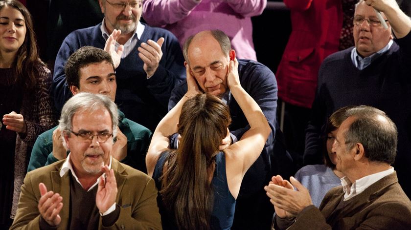 Marisa Matias agradece a presença a João Semedo. Dias antes, o discurso do ex-coordenador do Bloco, que tem cancro nas cordas vocais, emocionou a candidata
