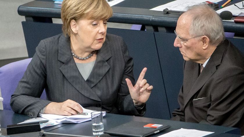 Merkel e Schauble aprovação no parlamento alemão do ataque ao Estado Islâmico EPA/MICHAEL KAPPELER