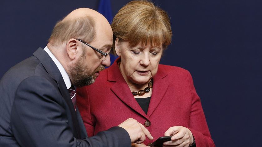 Martin Schulz e Angela Merkel ainda procuram um acordo. Foto: Julien Warnand/EPA