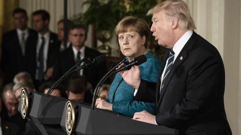 Angela Merkel espantada com Donald Trump em conferência de imprensa, EUA, (17/03/17) Foto: Clemens Bilan/EPA