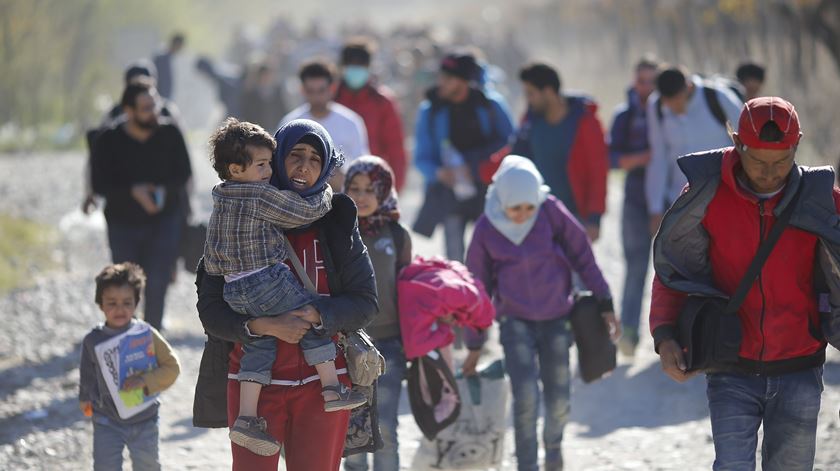 migrantes, caminho, fila, macedonia. Foto: VALDRIN XHEMAJ/ EPA