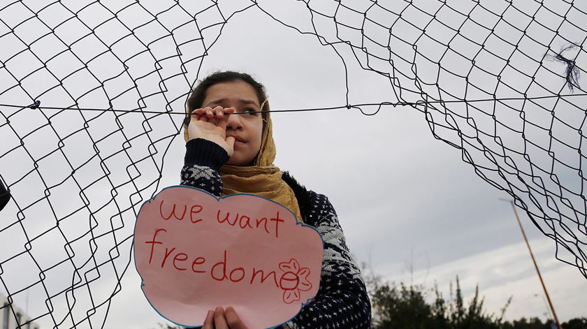 Criança protesta por melhores condições no campo de refugiados do antigo aeroporto de Atenas, Grécia. 5 Fevereiro de 2017. Foto: EPA/YANNIS KOLESIDIS