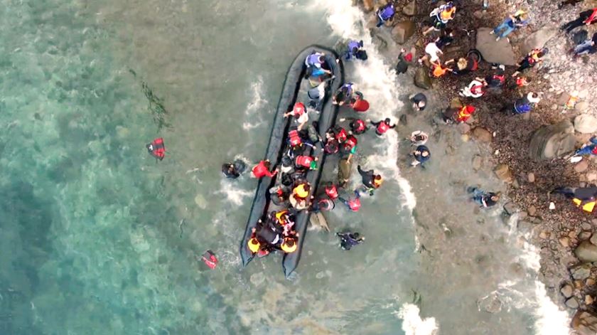 atençao - NAO É O MEDITERRANEO -- Migrantes chegam a Lesbos, Grécia , mar Egeu - Frame vídeo ONU