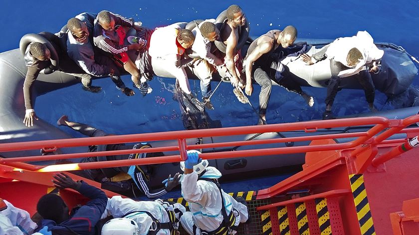 migrantes resgatados no mediterraneo foto_EPA_Rescue Navy 2