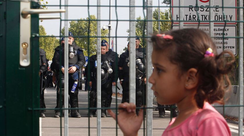 Refugiados na fronteira entre a Sérvia e a Hungria. Foto: Koca Sulejmanovic/EPA