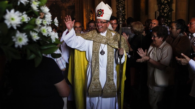 D. Manuel Clemente despede-se de jovens que vão para o Rio de Janeiro
