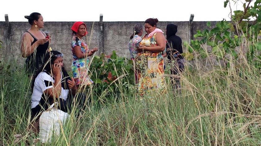 Familiares à porta da prisão no estado do Roraima, esta sexta-feira. Foto: José Ferreza/EPA