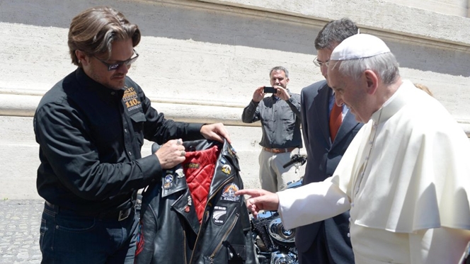 Desta vez a surpresa foi para o Papa. Francisco recebe duas Harley Davidson Desta vez a surpresa foi para o Papa. Francisco recebe duas Harley Davidson