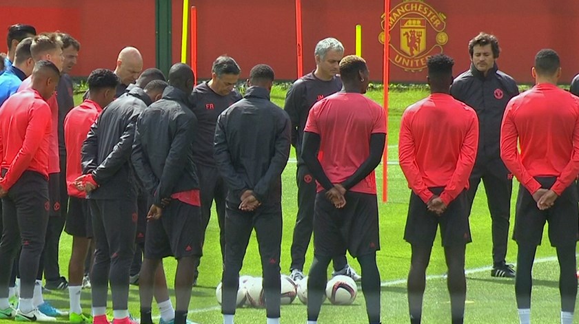 United de Mourinho cumpre minuto de silêncio em memória das vítimas do atentado de Manchester