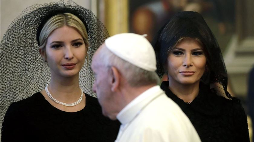 Melania e Ivanka Trump na audiência com o Papa Francisco. Foto: Alessandra Tarantino/EPA