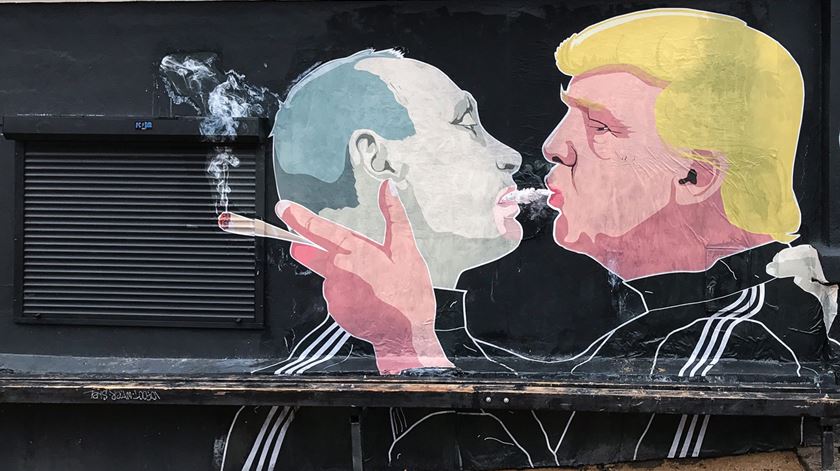 mural na Lituânia de Trump com Putin (21/11/16) Foto: Roman Pilipey/EPA