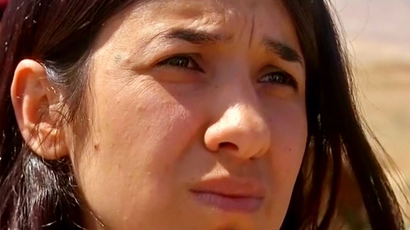 Ex-escrava do Estado Islâmico regressa a casa. E não contém a emoção