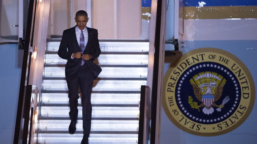 O Air Force One aterrou no aeroporto de Stansed na quinta-feira à noite. Foto: Hannah Mickay/EPA