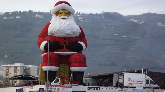 Maior Pai Natal do Mundo não vive no Polo Norte, mas sim no Douro