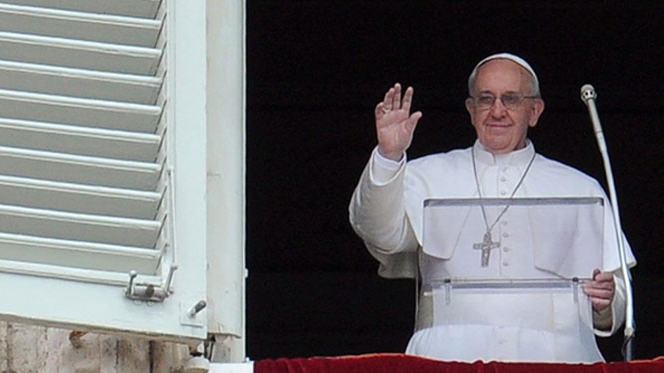 Francisco vai rezar junto ao túmulo de Pedro