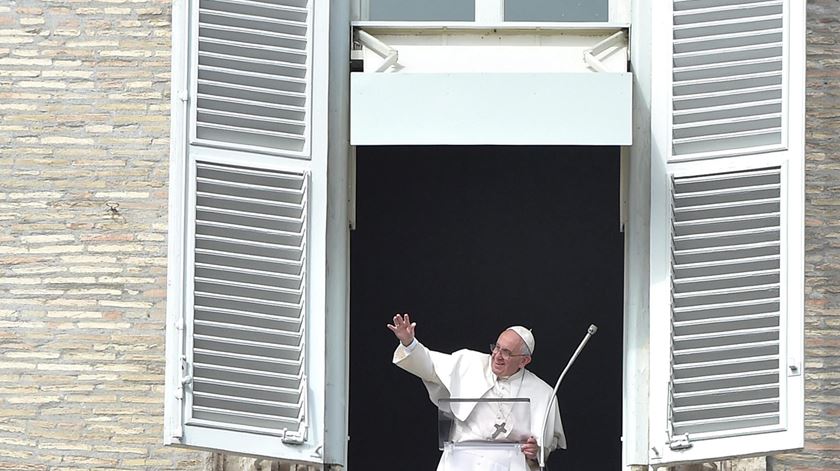Católicos não devem fiar-se nos astros, avisa Papa Francisco. Foto: Ettore Ferrar/EPA