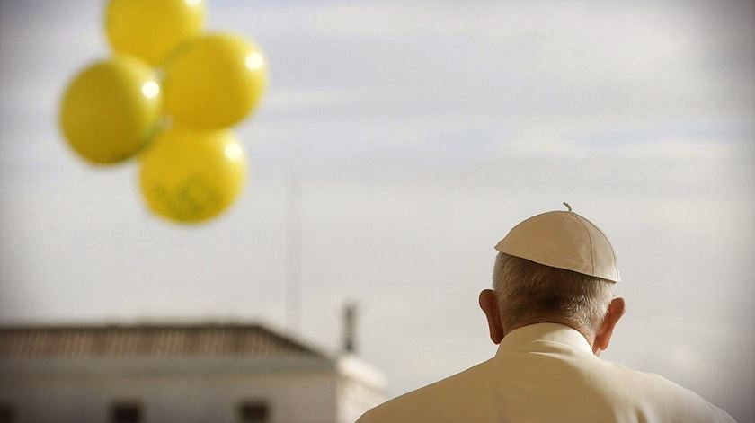 Papa, balões, especial revista 2016. foto: EPA/OSSERVATORE ROMANO