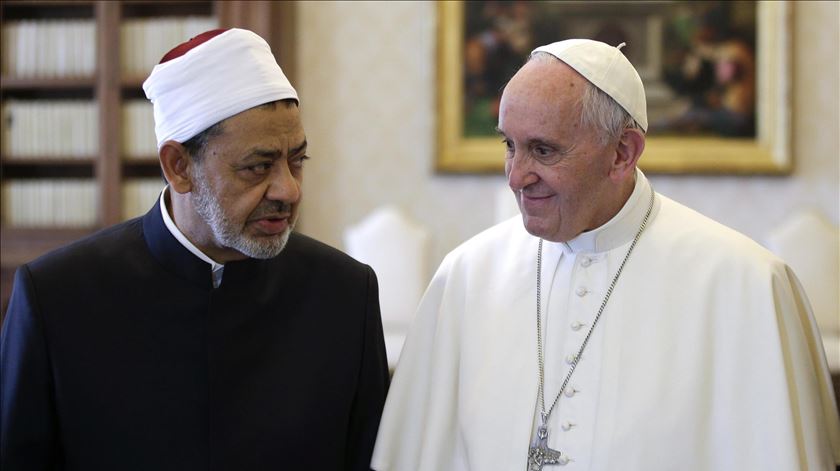 Papa com ima Ahmad Al-Tayyeb da Universidade de Al-Azhar. Foto: Max Rossi/EPA