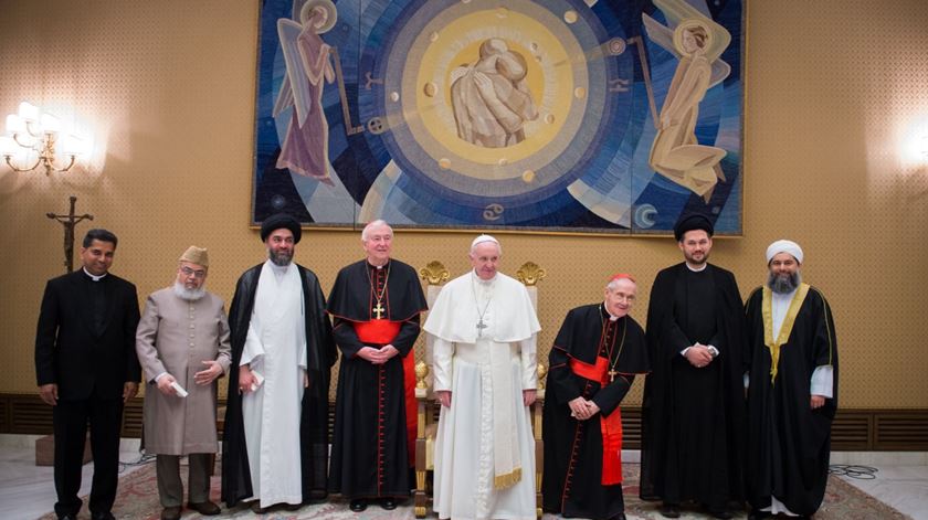 O Papa Francisco acolhe em Roma uma delegação de líderes muçulmanos britânicos. Foto: Twitter