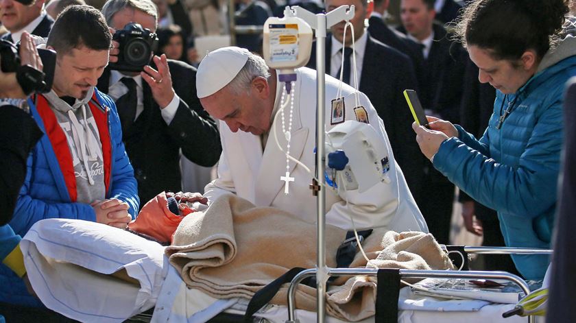 O Papa Francisco a abençoar um menino doente. Foto: DR