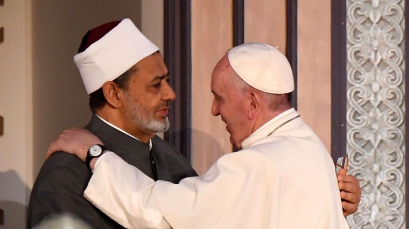 Papa Francisco com grande-imã de Al-Azhar al-Tayeb. Foto: Ciro Fusco/EPA